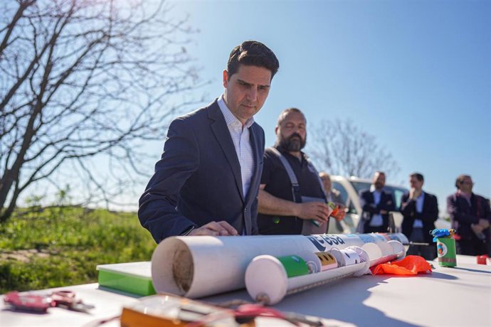 El consejero de Educación, Ciencia y Universidades, Emilio Viciana, en la IV edición de CanSat, en Brunete, Madrid, el 7 de abril de 2025.