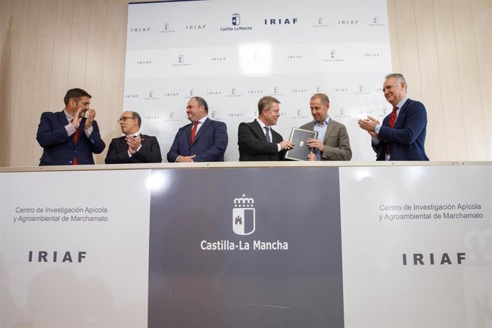 El presidente de C-LM, Emiliano García-Page, en la firma del protocolo de actuación para la creación del Centro Tecnológico del Huevo.