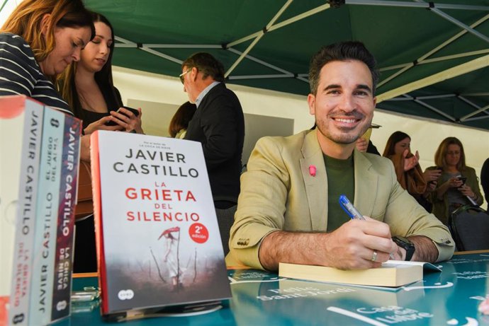 El escritor Javier Castillo firma libros en Barcelona por la Diada de Sant Jordi de este 2025.