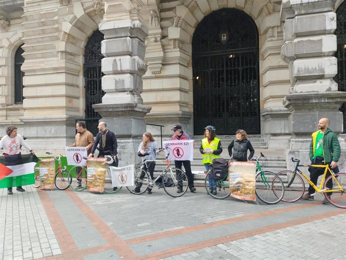 Distintos colectivos  presentan una marcha ciclista contra el aumento de presupuestos militares