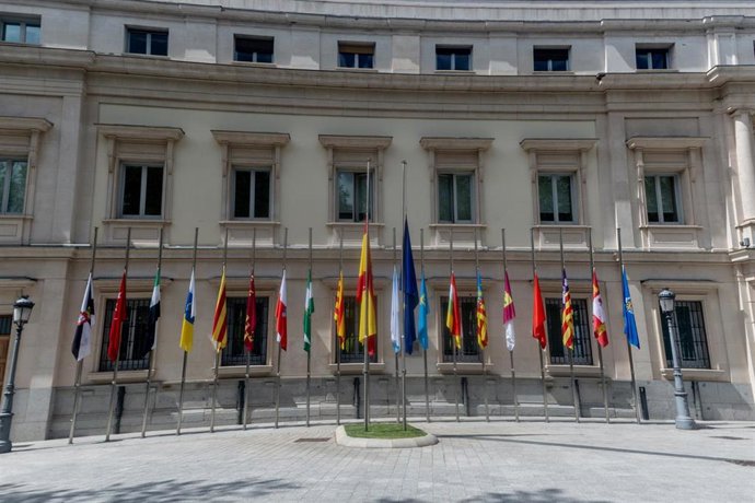 Banderas a media asta en el Senado después de decretar el Gobierno tres días de luto oficial por la muerte del Papa Francisco.