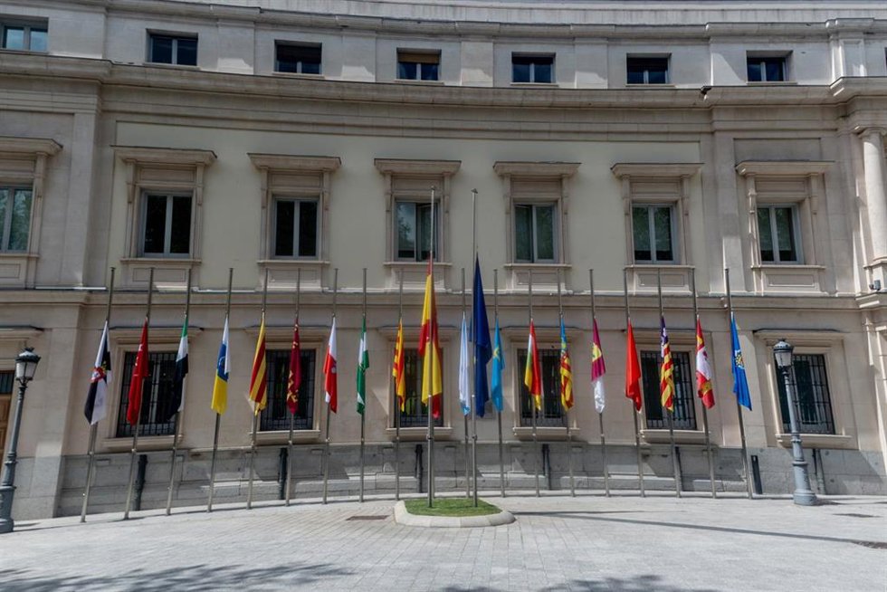Banderas a media asta en el Senado después de decretar el Gobierno tres días de luto oficial por la muerte del Papa Francisco.