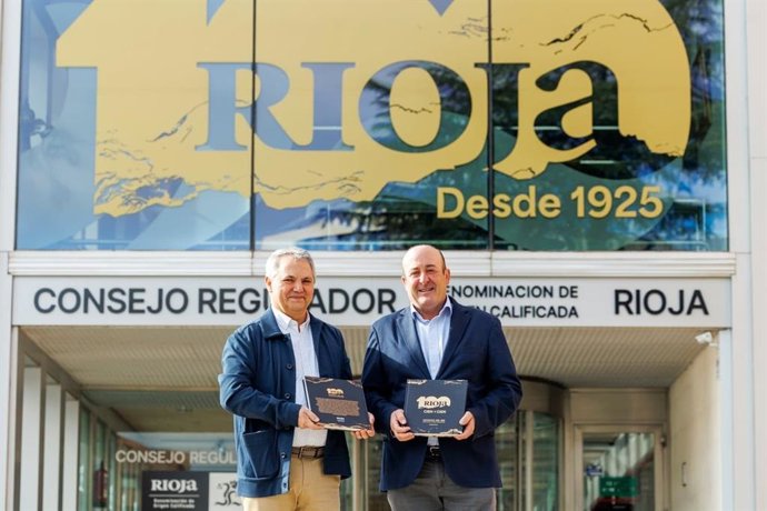 El presidente del Consejo Regulador de la DOCa Rioja, Fernando Ezquerro, y el autor del libro, Javier Pascual