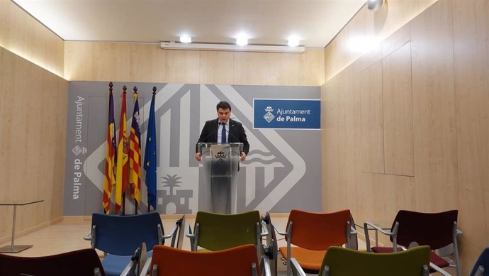 El portavoz adjunto del Ayuntamiento de Palma, Llorenç Bauzà, en rueda de prensa.