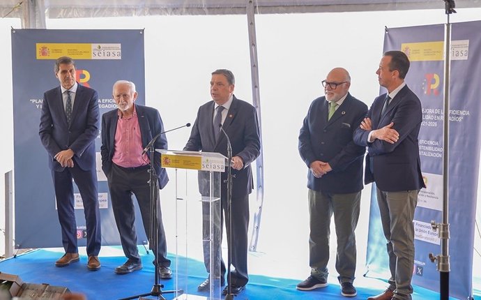 El ministro de Agricultura, Pesca y Alimentación, Luis Planas, durante la rueda de prensa en Níjar (Almería).