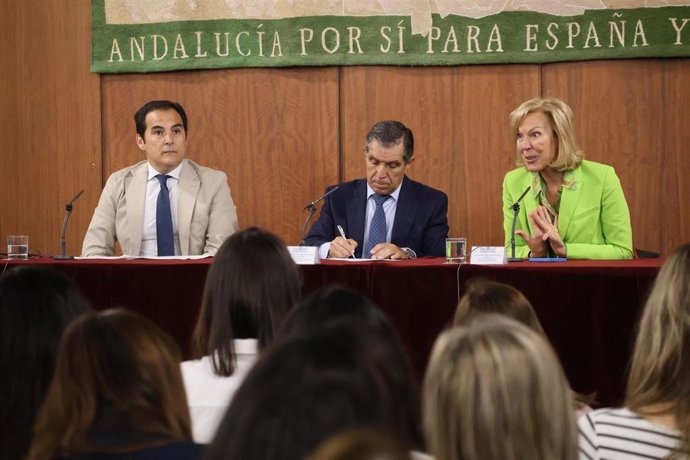 El consejero José Antonio Nieto, el presidente del TSJA, Lorenzo del Río y la magistrada Yolanda San Pastor, en el curso inaugurado este miércoles.