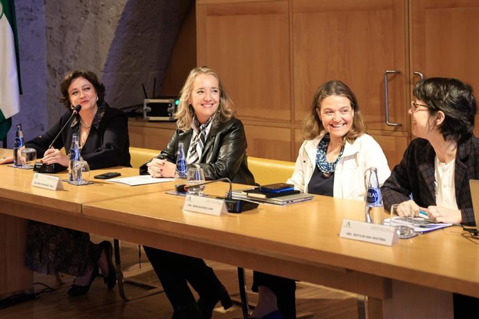 La viceconsejera de Cultura, Macarena O'Neill, segunda por la izquierda en la imagen, en el Palacio de Carlos V