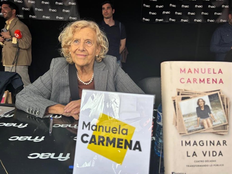 La exalcaldesa de Madrid Manuela Carmena firma libros en Barcelona por la Diada de Sant Jordi 2025.