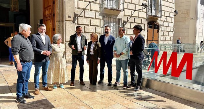 El portavoz socialista en el Ayuntamiento de Málaga, Daniel Pérez, junto a otros concejales de su grupo municipal.