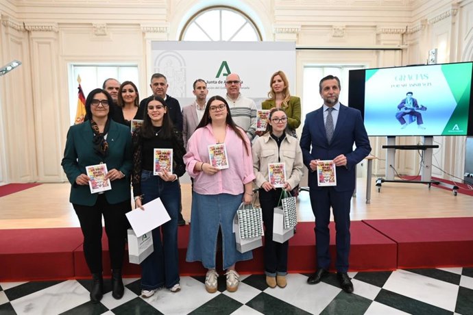 La Junta hace entrega de los premios de un concurso literario que acerca a escolares la figura de Carlos Cano