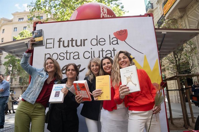 Yolanda Díaz (c) Jéssica Albiach (i), Candela López (2d), Gemma Tarafa (2i) yLara Hernández (d) recorren la Fira de Llibres de Barcelona.