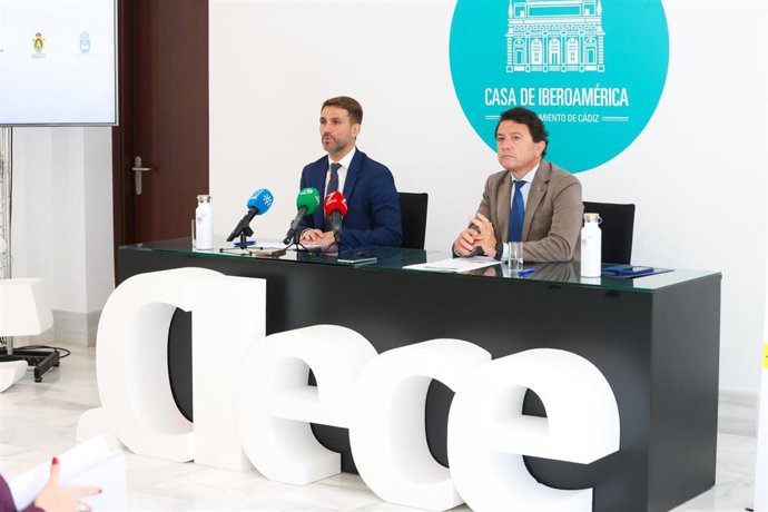 El delegado de Empleo, Daniel Sánchez, en la presentación de la campaña del autobús de Clece.