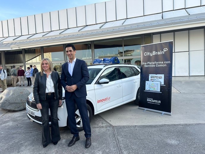 La alcaldesa de Granada, Marifrán Carazo, y el CEO de la empresa tecnológica Innovasur, Juan José Prieto