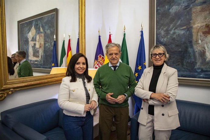 Salvador Fuentes (centro), entre Irene Aguilera y Rafaela Chounavelle, tras la firma del acuerdo.