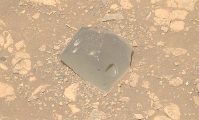 Esta imagen del rover Mars Perseverance de la NASA, tomada por el ojo derecho del instrumento Mastcam-Z, muestra el objetivo 'Skull Hill', una roca flotante de tonos oscuros.