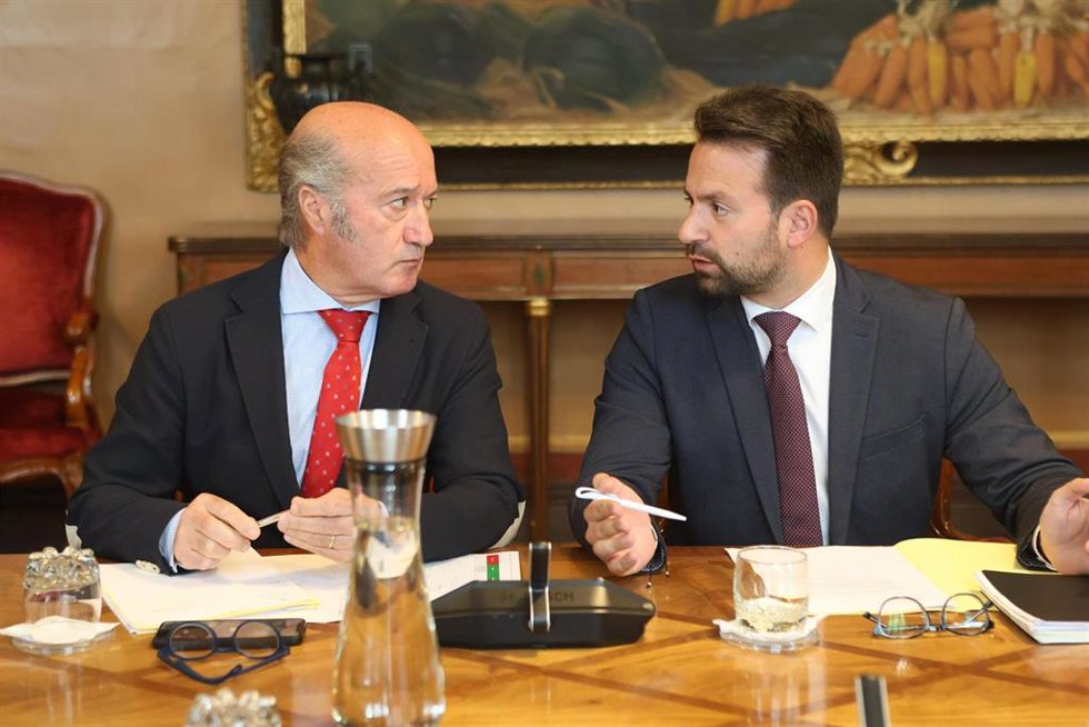 El presidente del PP de Asturias y portavoz en la JGPA, Álvaro Queipo, y el portavoz adjunto del PP, Luis Venta, en la junta de portavoces.