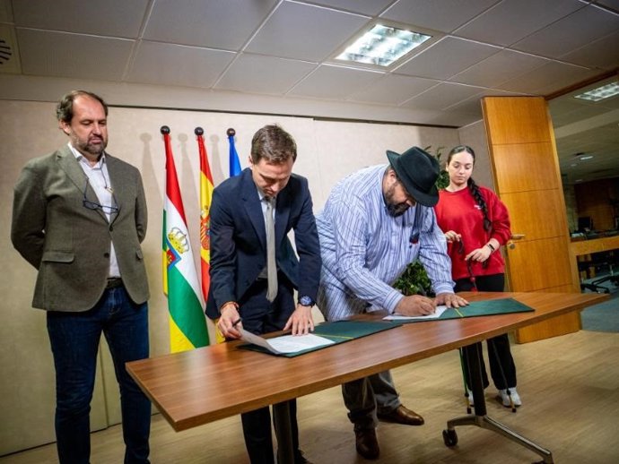 Un convenio permitirá a familias de etnia gitana del programa de alquiler social incorporarse al mercado vivienda libre