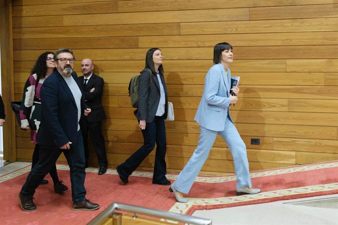 La portavoz nacional del BNG, Ana Pontón (d), a su llegada al debate sobre el Estado de la Autonomía, a 23 de abril de 2025, en Santiago de Compostela, A Coruña, Galicia.