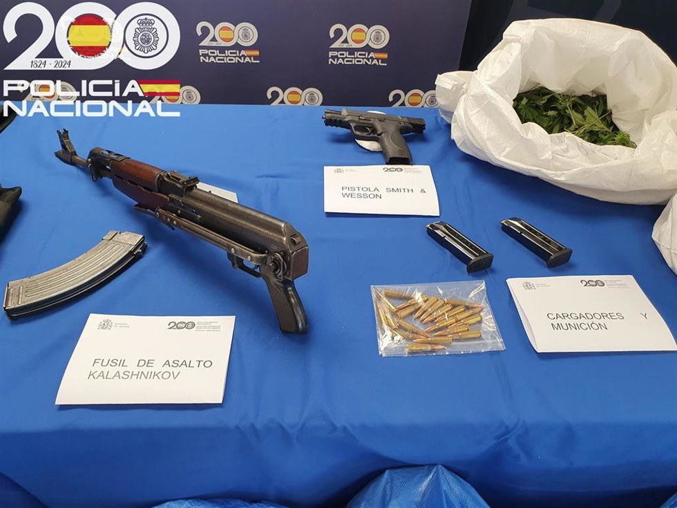 Imagen de las armas y las drogas intervenidas en la última macro redada en las Tres Mil Viviendas