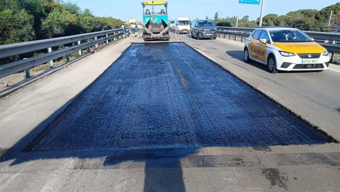 Trabajos de rehabilitación del firme en Cádiz.