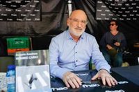 Fernando Aramburu dice que Sant Jordi se ha convertido en "una especie de rito" para él