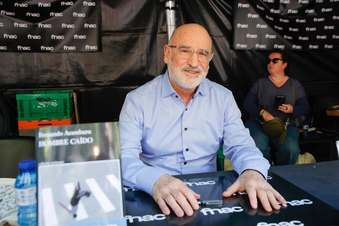 Fernando Aramburu durante la firma de libros de Sant Jordi 2025.