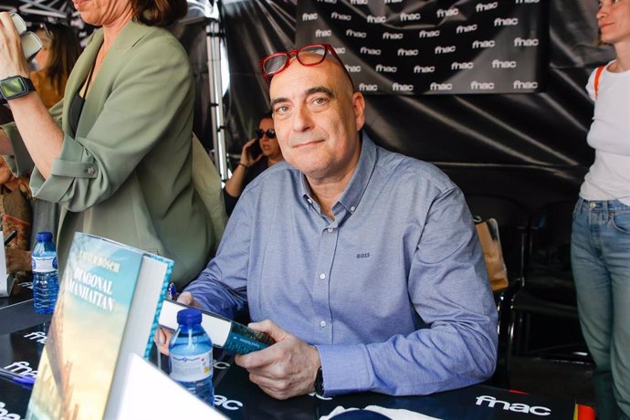 El escritor Xavier Bosch durante la firma de libros por Sant Jordi 2025.