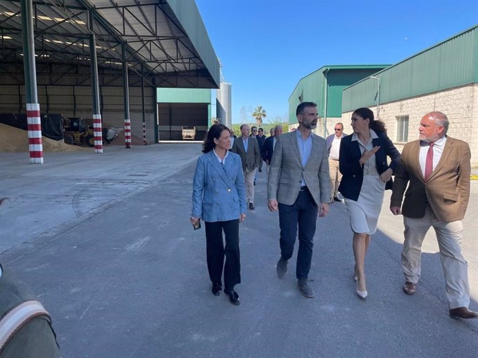 El consejero de Agricultura, Pesca, Agua y Desarrollo Rural, Ramón Fernández-Pacheco, en su visita a la Sociedad Cooperativa Andaluza Agropecuaria Industrial (CAPI) en la localidad sevillana de Écija.