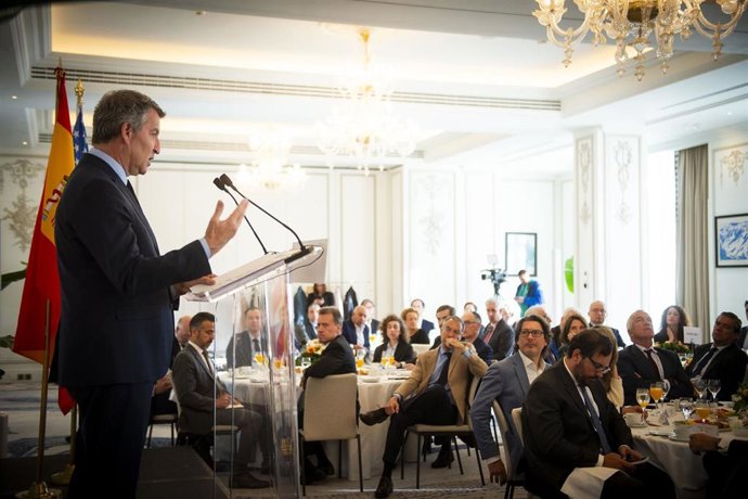 El presidente del PP, Alberto Núñez Feijóo, interviene en un desayuno informativo organizado por la Cámara de Comercio de EE.UU en España, a 23 de abril de 2025, en Madrid (España).