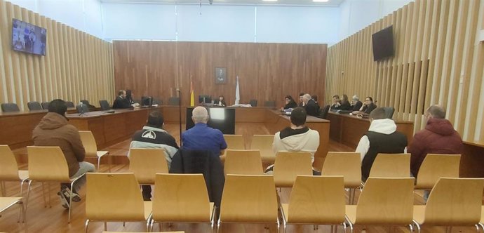 Percebeiros furtivos en la macrosala de la Ciudad de la Justicia de Vigo, acusados de un delito contra la fauna, en una vista que fue suspendida por la ausencia de dos procesados.
