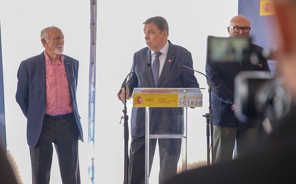 El ministro de Agricultura, Pesca y Alimentación, Luis Planas, durante la rueda de prensa en Níjar (Almería).