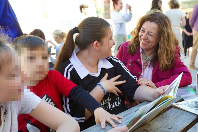 La consejera de Desarrollo Educativo y Formación Profesional, María del Carmen Castillo, en el Colegio Francisca Romero, en el Día del Libro.