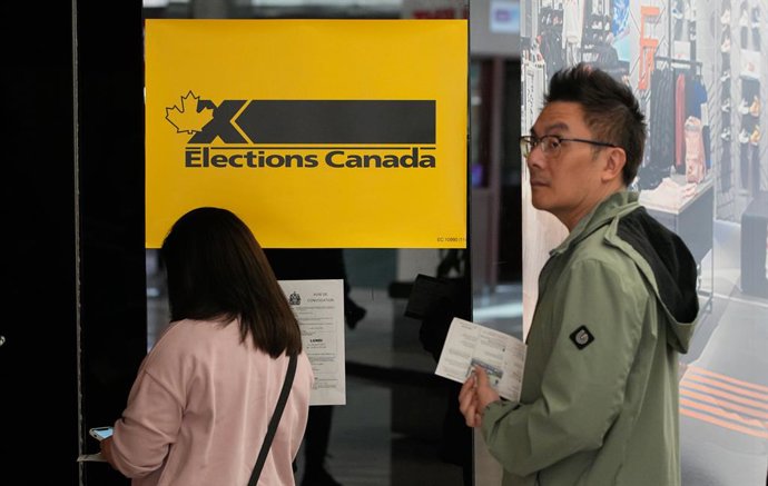 RICHMOND, 19 de abril de 2025 -- Eleitores aguardam na fila para votar em uma seção eleitoral antecipada em Richmond, Colúmbia Britânica, Canadá, em 18 de abril de 2025.   As pesquisas antecipadas para as eleições federais do Canadá foram abertas na sexta