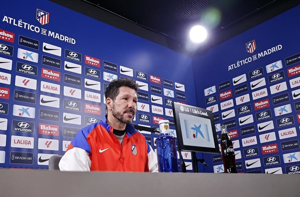 Archivo - El entrenador del Atlético de Madrid, Diego Pablo SImeone, durante la rueda de prensa.