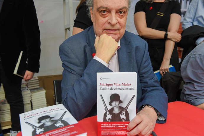 El escritor Enrique Vila-Matas firma libros en Barcelona por la Diada de Sant Jordi 2025.