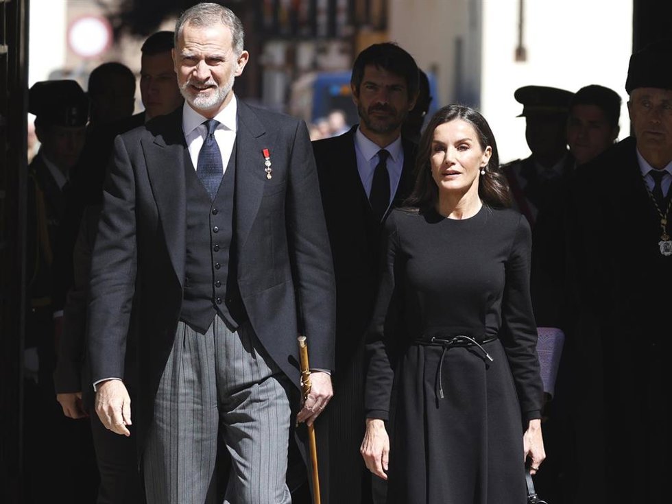 El Rey Felipe y la Reina Letizia a su llegada a la entrega del Premio de Literatura en Lengua Castellana Miguel de Cervantes 2024