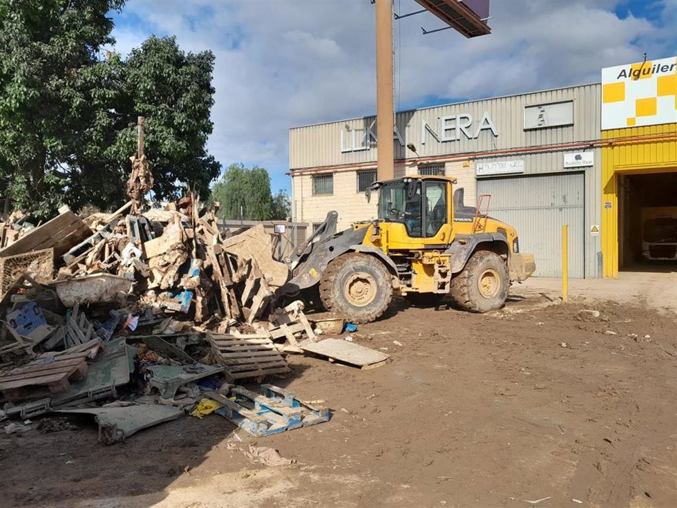 Máquina trabajando en zona de Riba-roja afectada por la dana