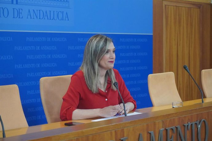 La vicesecretaria general del PSOE-A, María Márquez, en rueda de prensa en el Parlamento andaluz.