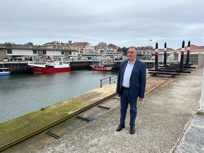 El consejero de Fomento, Roberto Media, en el puerto de Suances