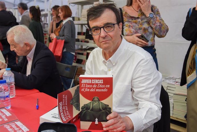 El escritor Javier Cercas firma libros en Barcelona por la Diada de Sant Jordi 2025.