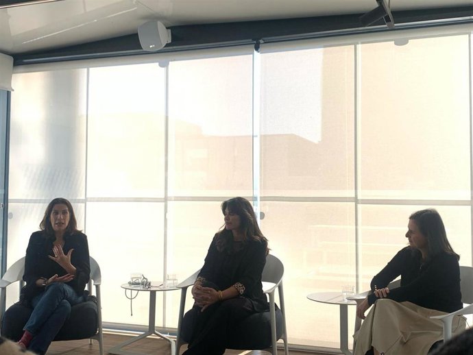 Pilar García de la Granja, directora general adjunta de contenidos y RRII de Henneo; Fabiola Martínez, escritora y madre de un joven con parálisis cerebral; y Melisa Tuya, redactora jefa de 20minutos y madre de un niño con autismo