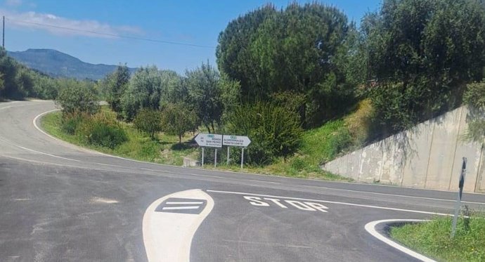 Vista de las mejoras que la Diputación de Málaga ha realizado en la carretera MA-8403, en el término municipal de Montejaque, en la Serranía de Ronda, gracias a uno de los cuatro planes de asfaltados que se han hecho en la comarca.