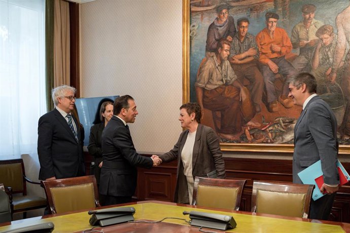 El ministro de Asuntos Exteriores, Unión Europea y Cooperación, José Manuel Albares, se reúne con los portavoces de EH Bildu en el Congreso, Mertxe Aizpurua, y en el Senado, Gorka Elejabarrieta