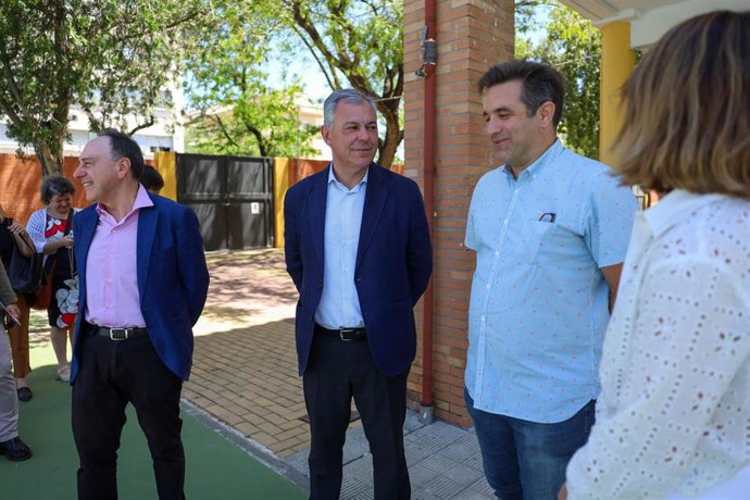 Archivo - El alcalde de Sevilla, en el centro, durante la visita a un colegio.