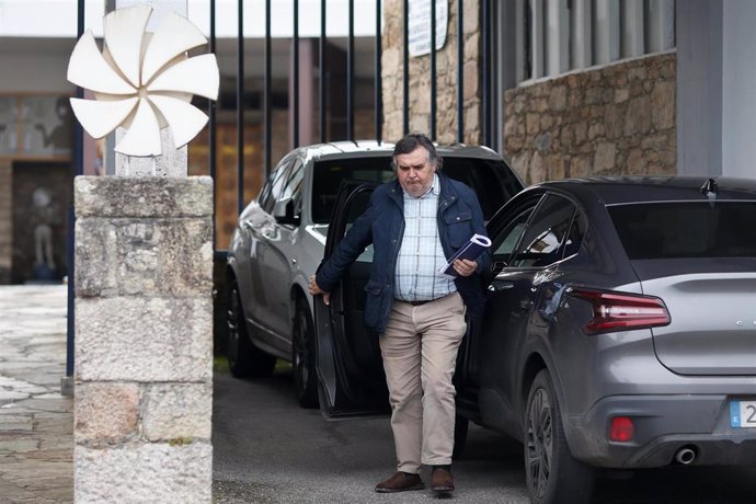 Un grupo de más de 30 trabajadores continúa a las puertas de la factoría Sargadelos, sin acceder a sus puestos de trabajo, a 8 de abril de 2025, en Cervo, Lugo, Galicia (España). A pesar del acuerdo alcanzado a última hora de ayer lunes entre la fábrica d