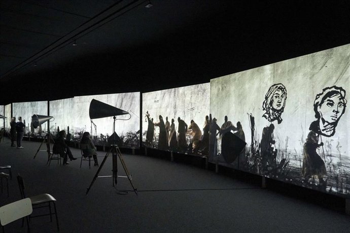 Instalación “More sweetly play the dance” (Tocad más dulcemente la danza) de William Kentridge en el Museo Picasso Málaga.