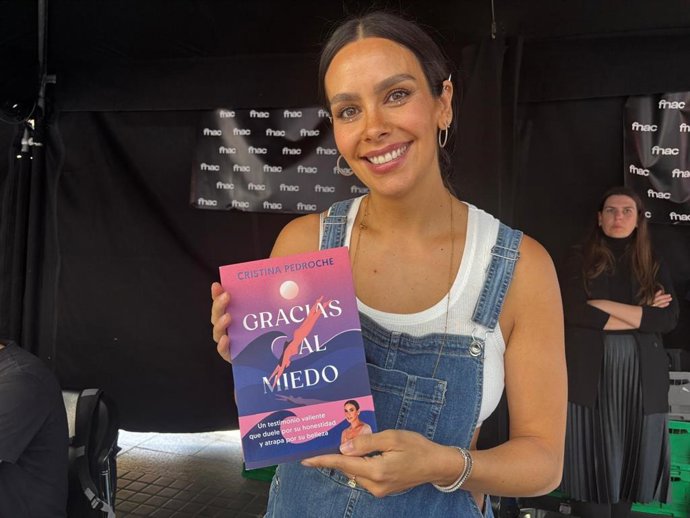 La presentadora y escritora Cristina Pedroche firma libros en Barcelona por la Diada de Sant Jordi.