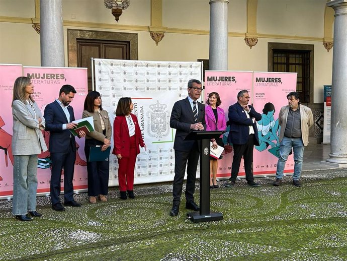 El concejal de Cultura, Juan Ramón Ferreira, interviene en la presentación de la 43ª Feria del Libro de Granada