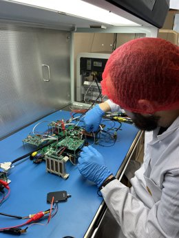 Archivo - Un investigador de un proyecto de la Universidad de Cádiz.