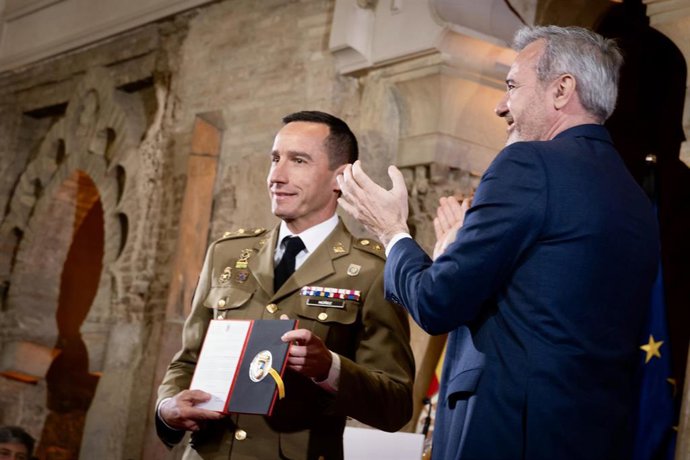 El teniente coronel jefe del BIEM IV, Joaquín Núñez, recoge el reconocimiento en el Día de Aragón, de manos del presidente, Jorge Azcón.